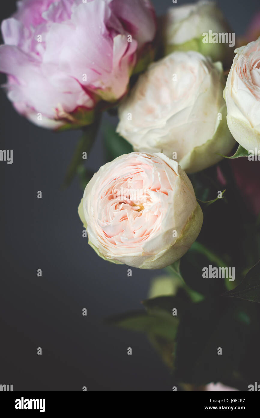 Pfingstrosen und Rosen-Bouquet. Shabby chic Pastell farbigen Hochzeit Bouquet. Nahaufnahme, selektiven Fokus Stockfoto
