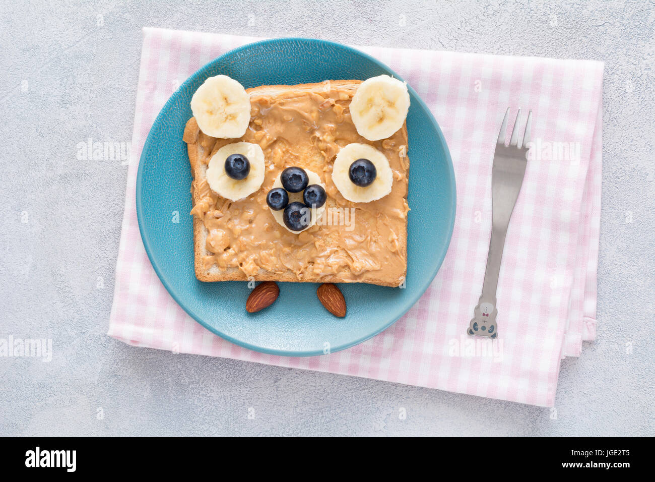 Mandelbutter und banane auf toast -Fotos und -Bildmaterial in hoher ...
