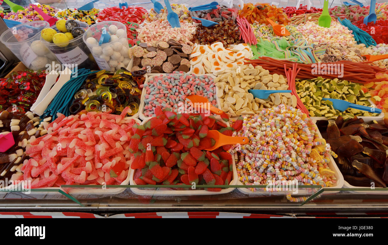 Bunte Auswahl an Süßigkeiten oder Bonbons bunte Markt Wahl der Kinder stall holen und n mix Glasgow Weihnachtsmarkt mix ausländische Süßigkeiten Pik Stockfoto