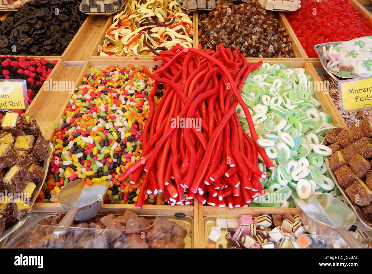 Bunte Auswahl an Süßigkeiten oder Bonbons bunte Markt Wahl der Kinder stall holen und n mix Glasgow Weihnachtsmarkt mix ausländische Süßigkeiten Pik Stockfoto