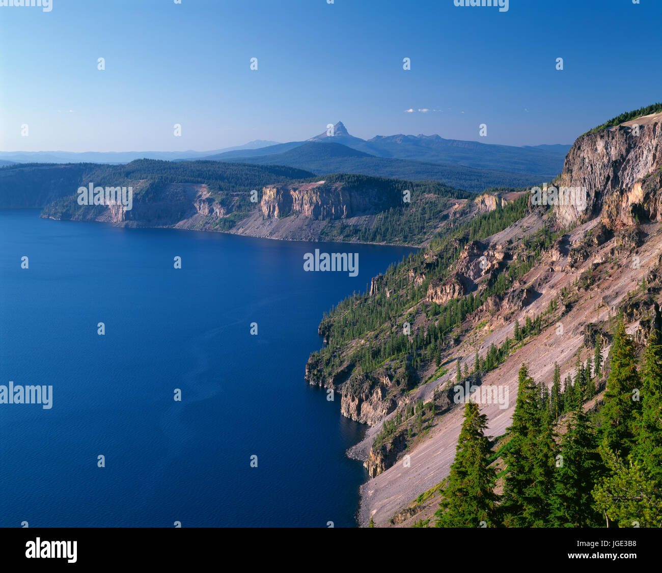 Ausgedehnte, Crater Lake National Park, Oregon, USA Blick vom Rand des Crater Lake Nord Ost auf entfernten Mount Thielsen – einer erloschenen Schildvulkan. Stockfoto