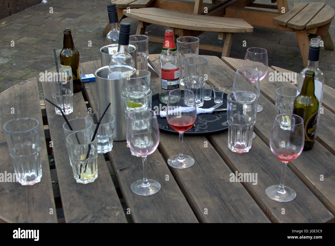 Pub Disco-Club Wirtshaus Tisch mit Getränken Gläser und Flaschen Wein Bier Apfelwein leer getrunken Holztische Stockfoto