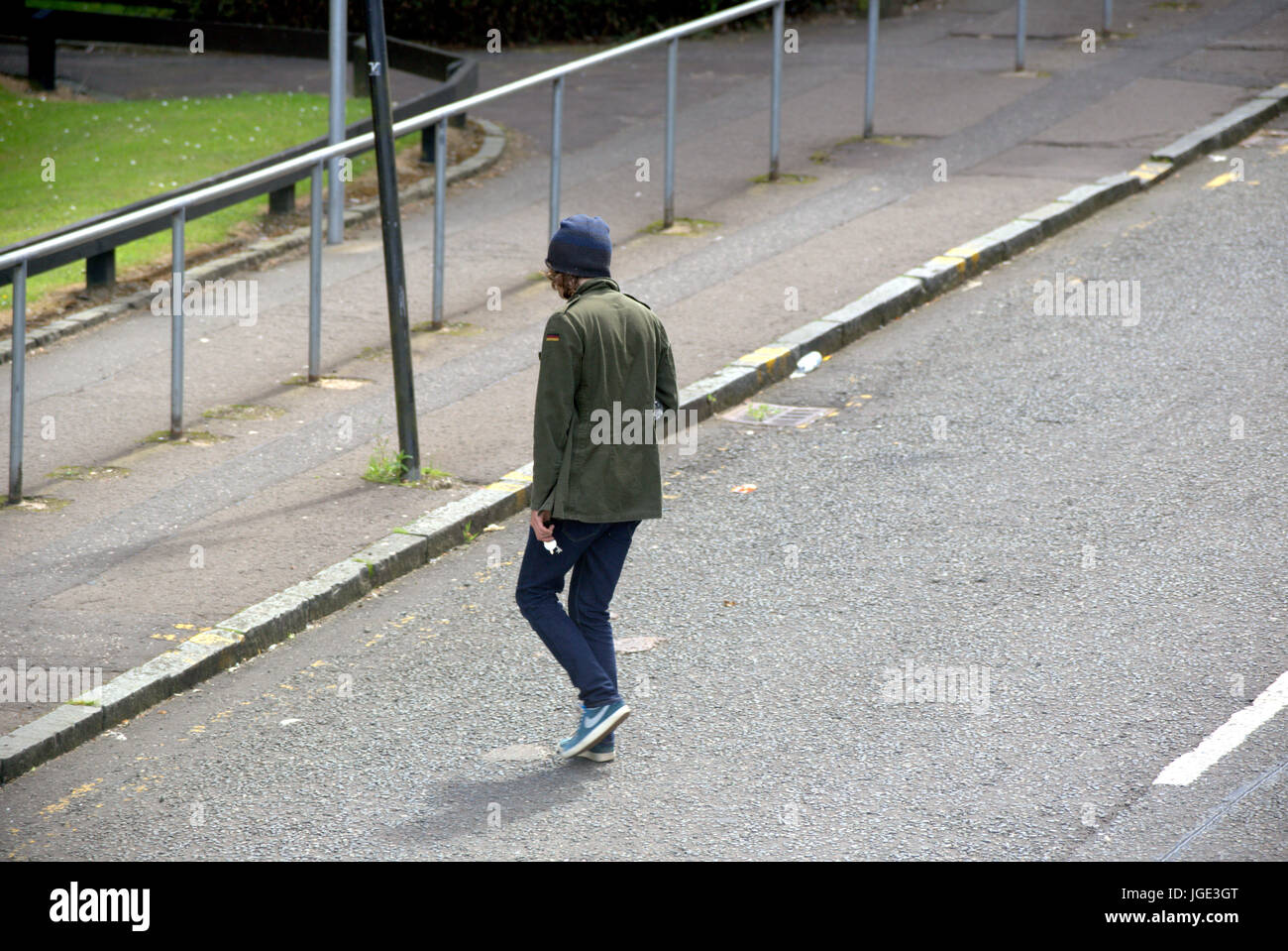 Glasgow Straße junger Mann Jugendlicher Student kreuzenden Straße Straße Hipster casual dress Stockfoto