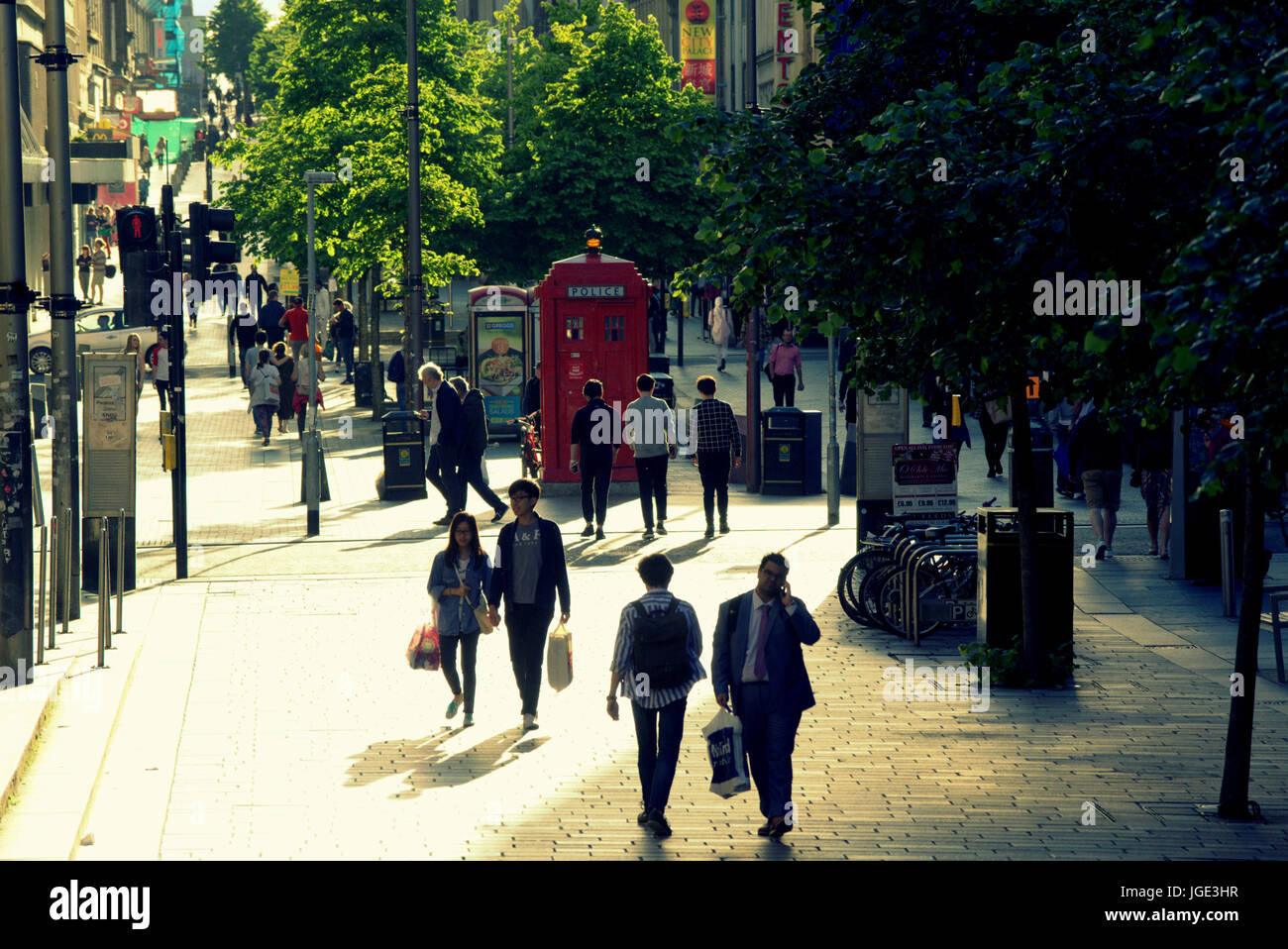 Sauchiehall Street Glasgow Straßenszene beleuchtet wieder Silhouette Contre Jour Beleuchtung Stockfoto