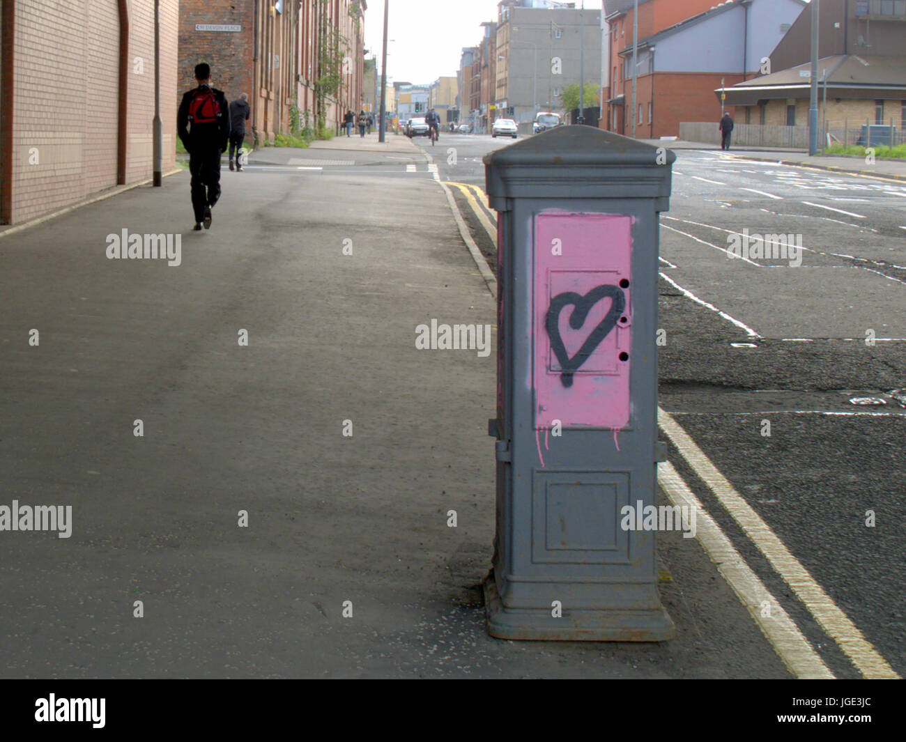 Glasgow Straße Graffiti pink Herz mit Fußgängern Stockfoto