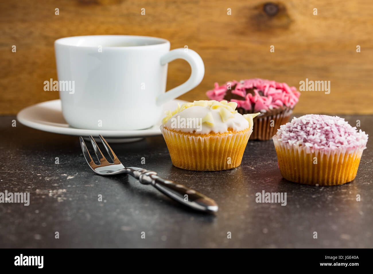 Leckere süße Muffins und Kaffee. Stockfoto
