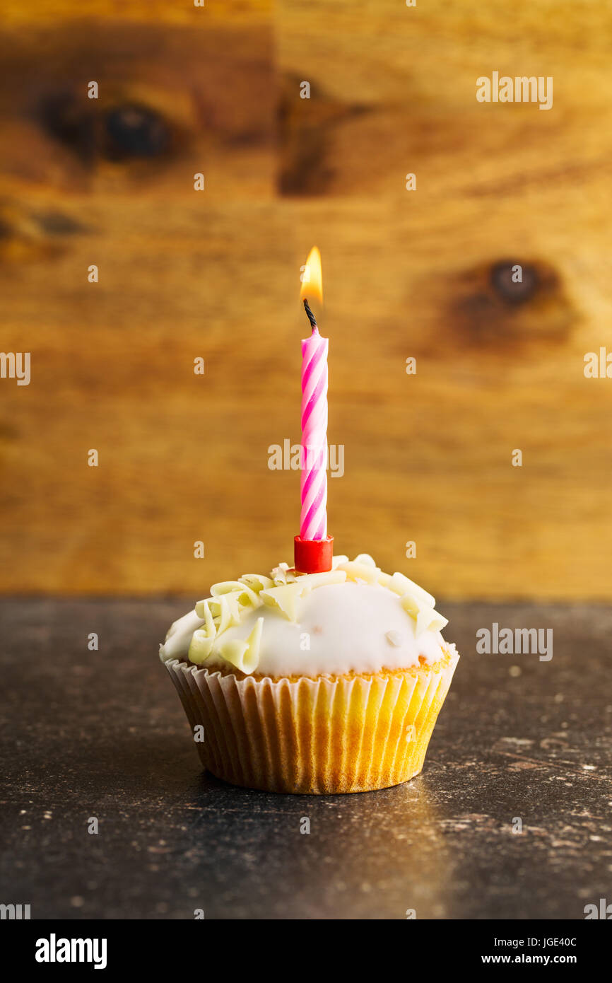 Cupcake mit brennenden Kerzen auf den Tisch. Stockfoto