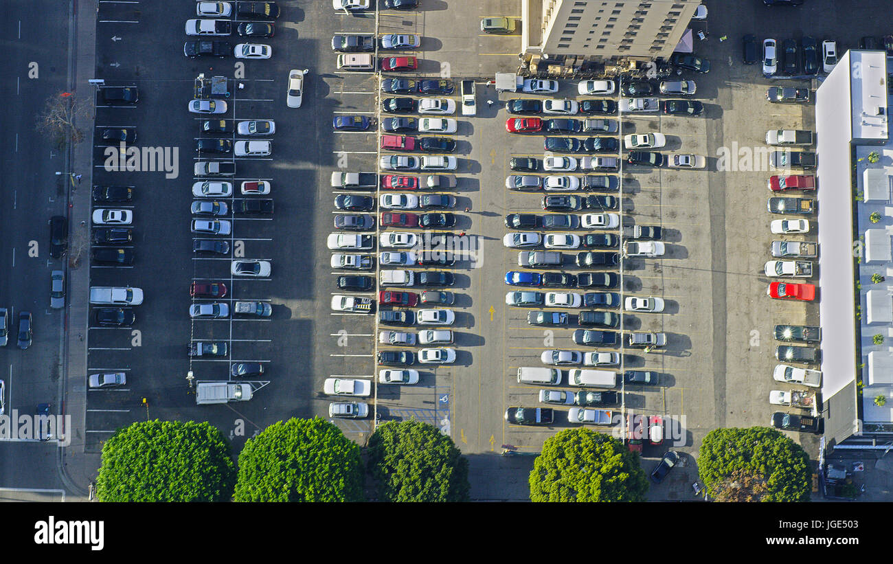 Luftaufnahme des Autos auf Parkplatz Stockfoto
