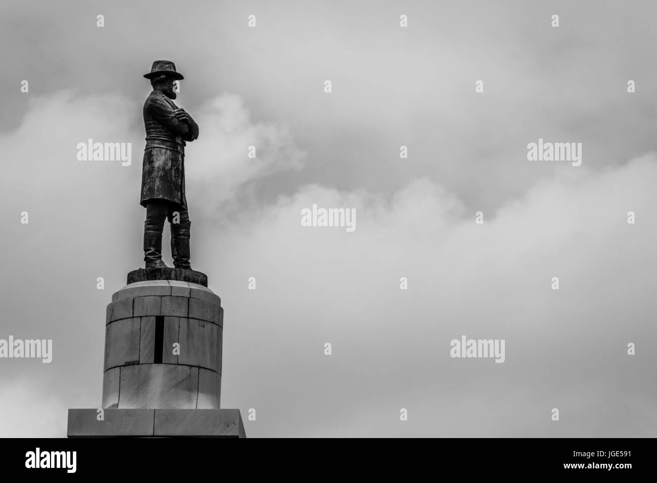 Detail der Statue der konföderierten General Robert E Lee in New Orleans in einem Graustufenbild an einem bewölkten Himmel mit Textfreiraum Stockfoto