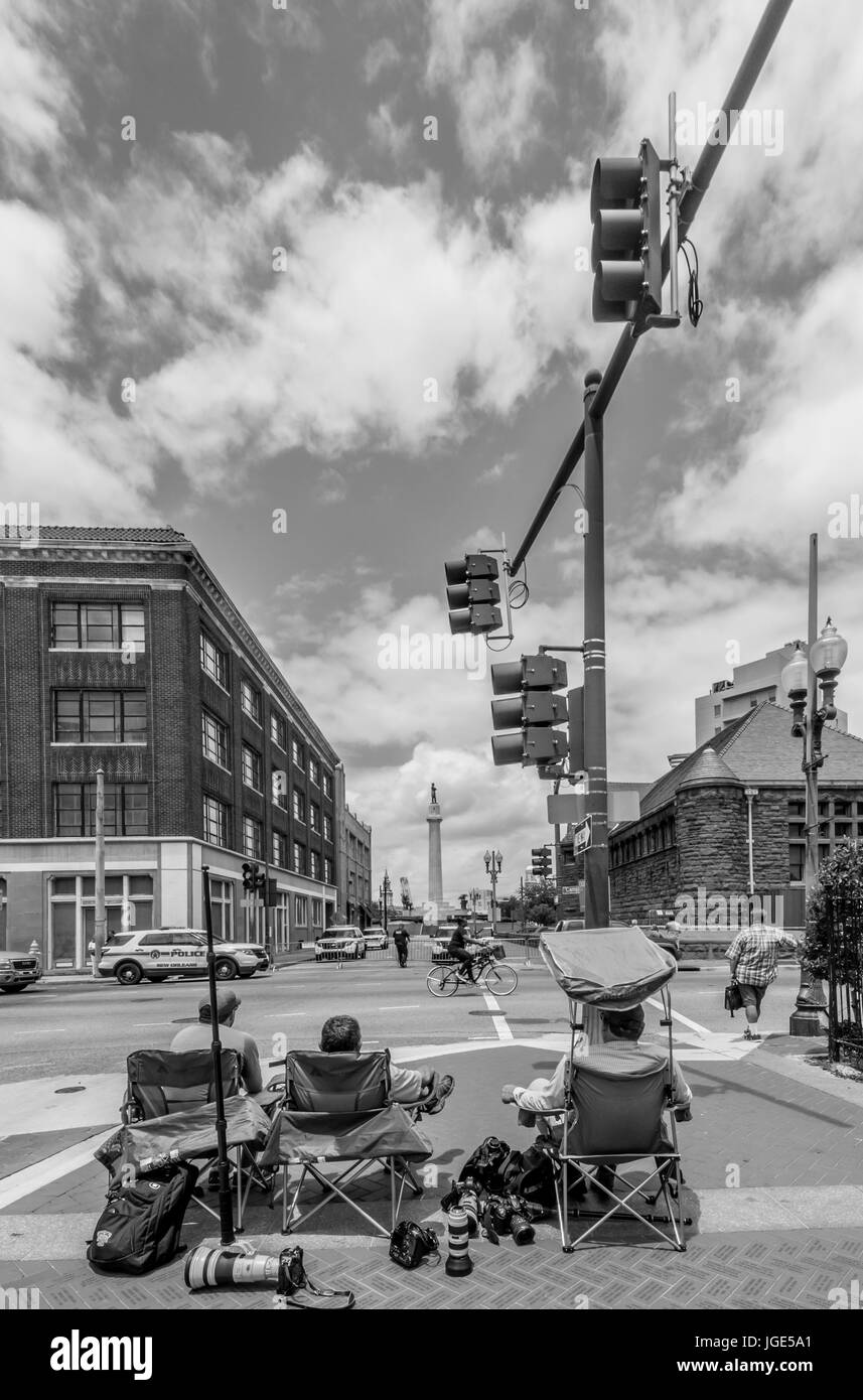 Fotografen, die Absteckung der Robert E Lee Statue in der Innenstadt von New Orleans wartet auf sie zu entfernenden sitzen in einem Autobahnkreuz auf Liegestuhl Stockfoto