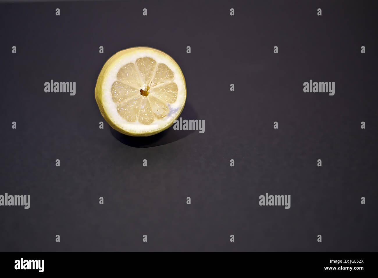 Zitrone-Stock-Fotografie. Zitrone mit einem dunklen Hintergrund. Stockfoto
