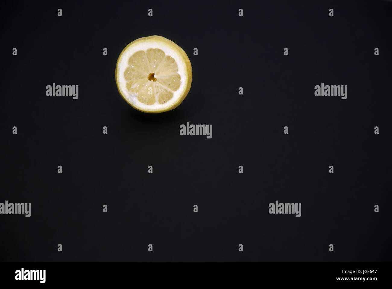 Zitrone-Stock-Fotografie. Zitrone mit einem dunklen Hintergrund. Stockfoto