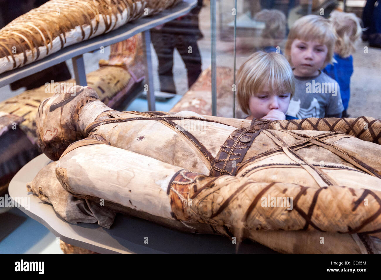 Kinder beobachten die ägyptischen Mumien an das British Museum, Great Russell Street, London, England, UK Stockfoto