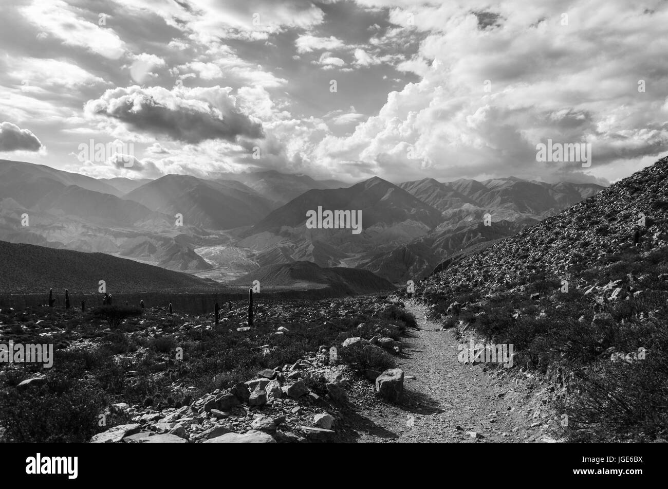 Landschaft der Quebrada de Humahuaca, gesehen vom Weg zum Garganta del Diablo. Stockfoto