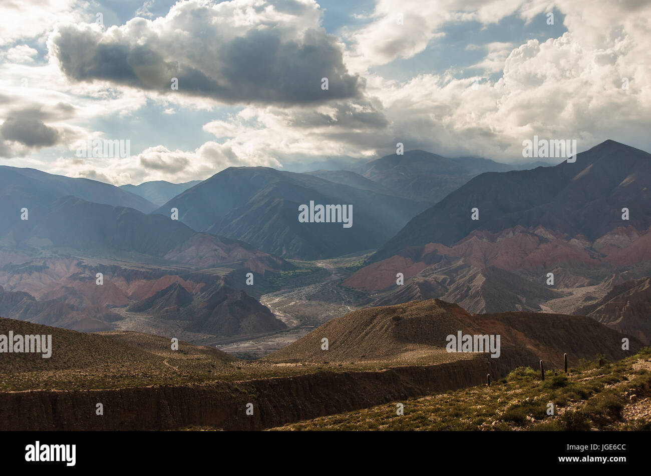 Landschaft der Quebrada de Humahuaca, gesehen vom Weg zum Garganta del Diablo. Stockfoto