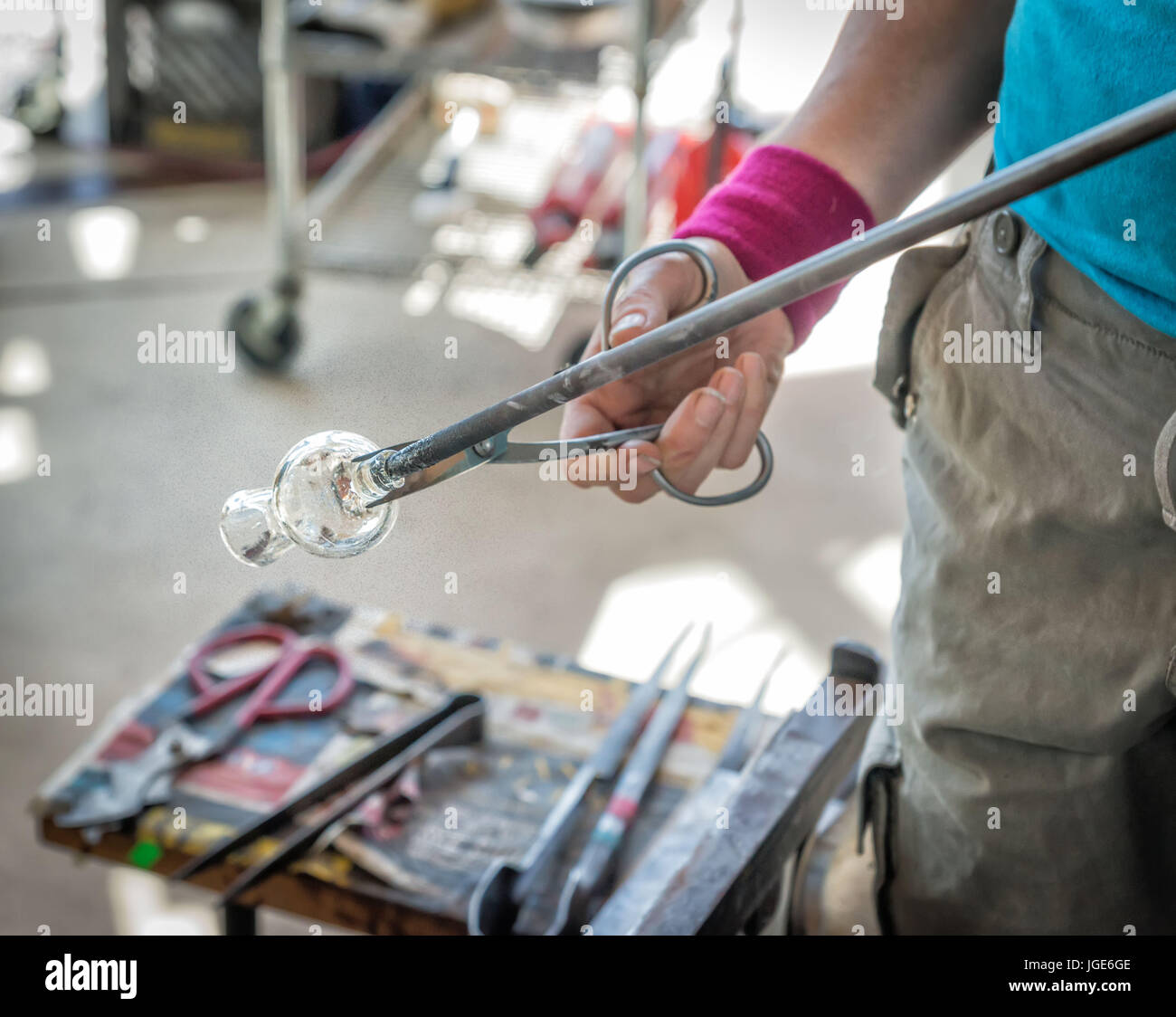 Glasbläser arbeiten bei einem offenen Markt am Pikes Place Market in Seattle, Washington. Stockfoto