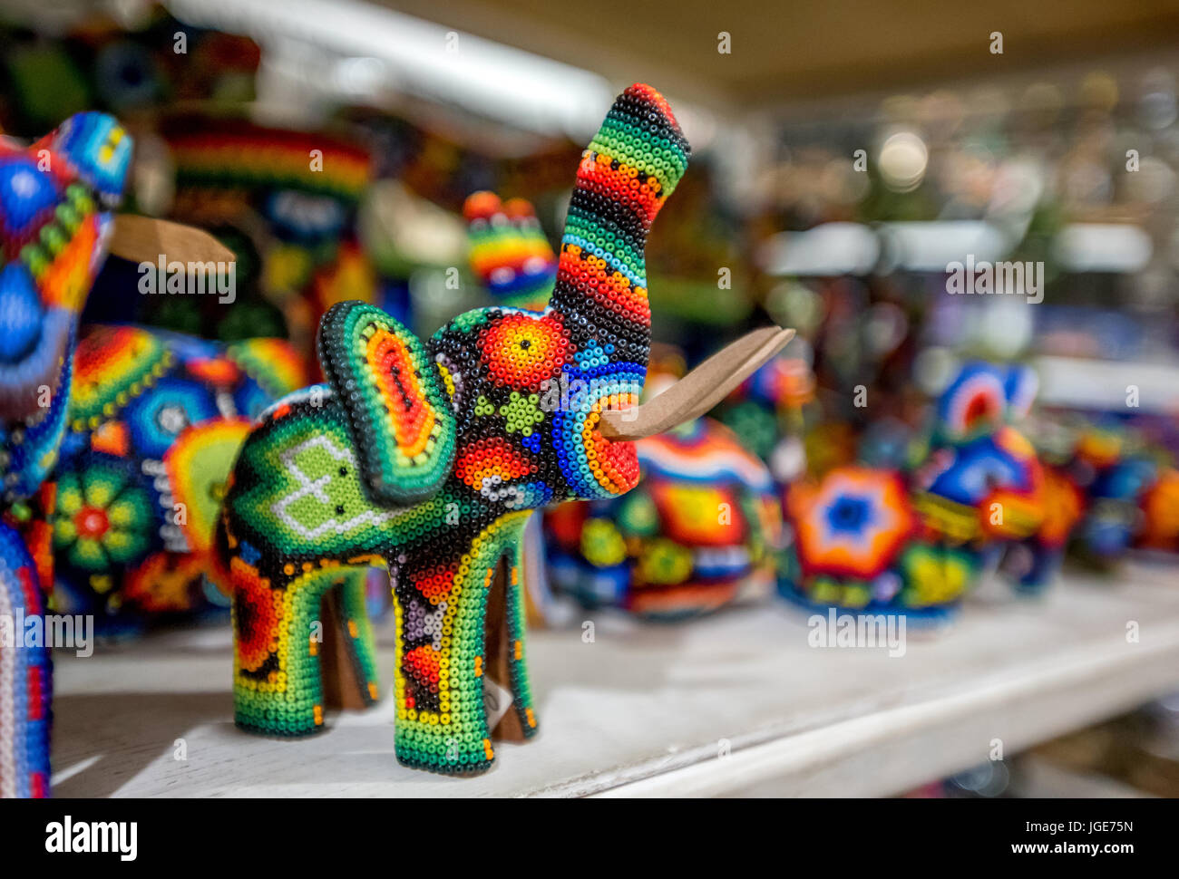 Eine traditionelle Huichol (oder Wixaritari) Perlen art Elefant Abbildung für Verkauf in Puerto Vallarta, ein Beispiel für die ethnische Kunst der Ureinwohner. Stockfoto