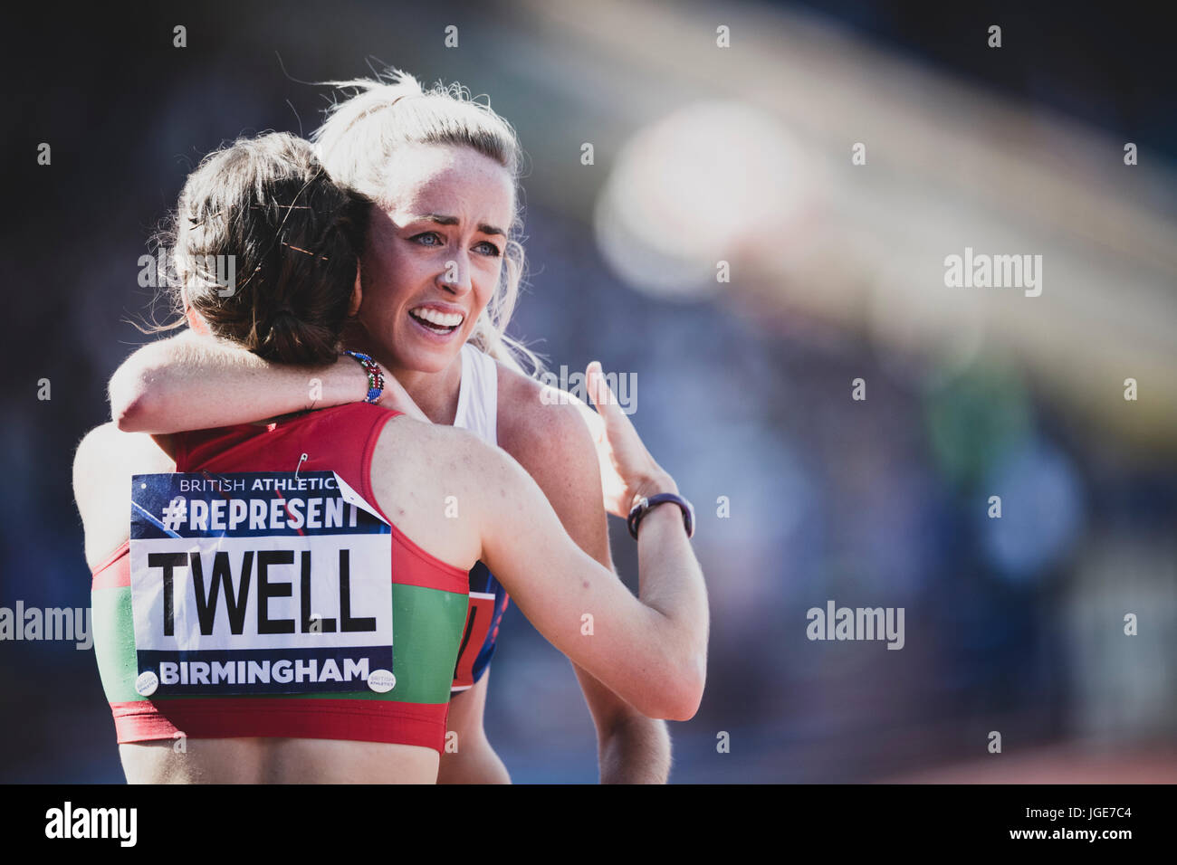 Eilish McColgan gratuliert 5000m Sieger Stephanie Twell nach dem 5000m bei den britischen Meisterschaften und World Trials auf 2. Juli 2017 Stockfoto