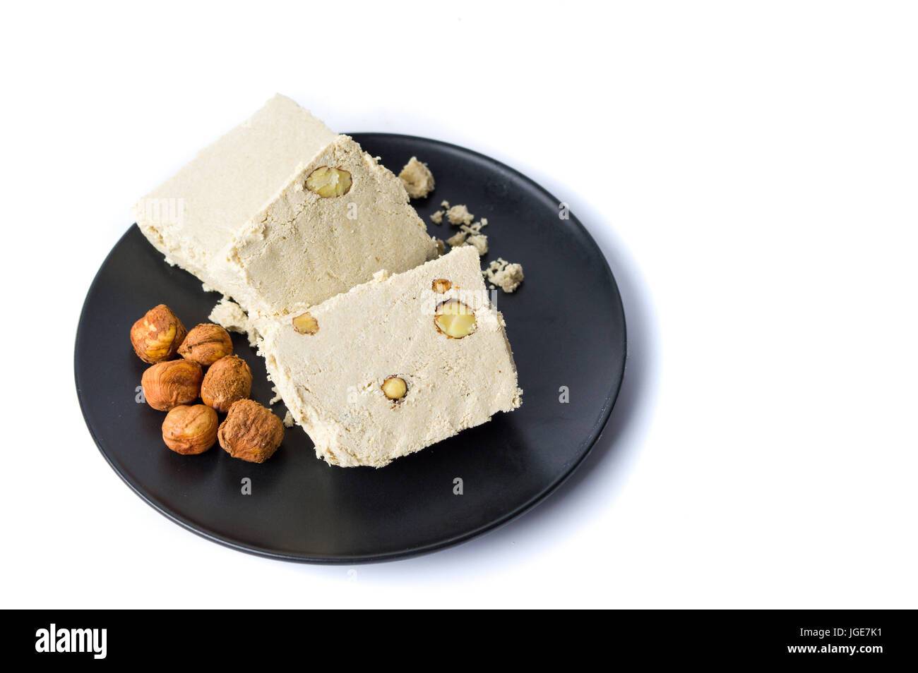 Haselnuss-Halva-Dessert-Scheiben auf einem Teller Stockfoto