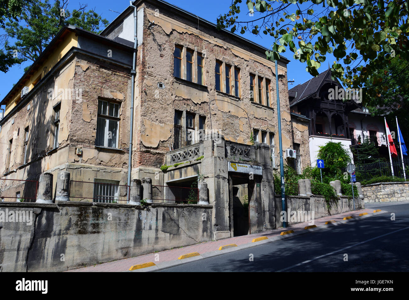 Ein bullet geschrammt Gebäude in der Altstadt von Sarajewo zeigt immer noch Anzeichen von Beschädigung durch den Krieg Stockfoto