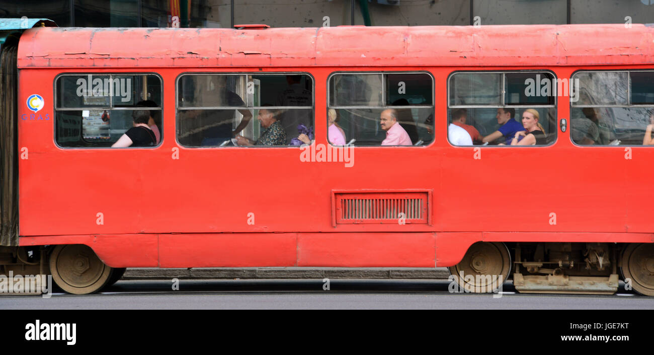 Passagiere fahren eines die verprügeln alten Straßenbahnen auf den Straßen von Sarajevo. Stockfoto