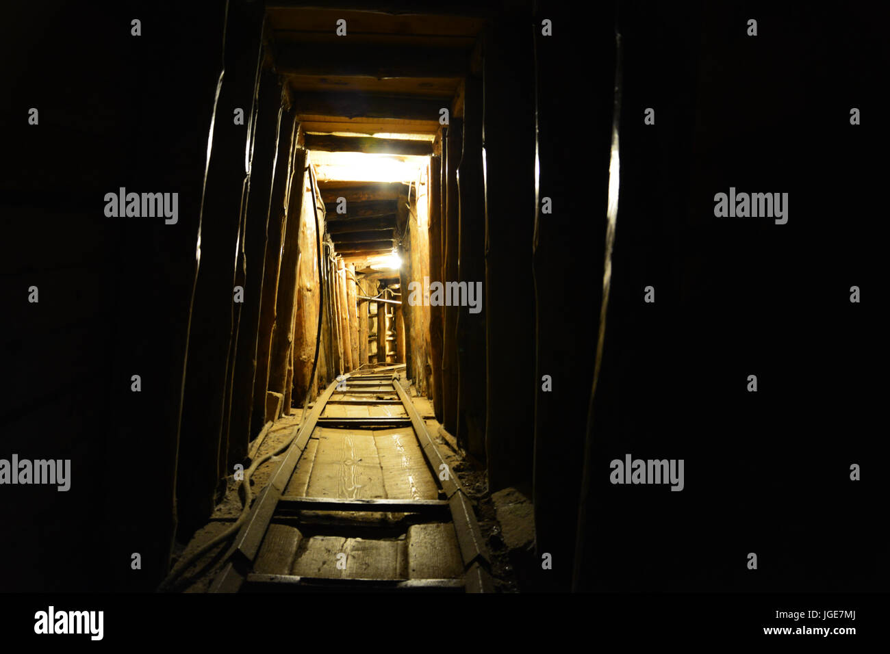 Sie blickte Tunnel of Hope erlaubte Männer und Lieferungen in die belagerte Stadt Sarajevo während des Bürgerkrieges bosnisch/Serbisch. Stockfoto