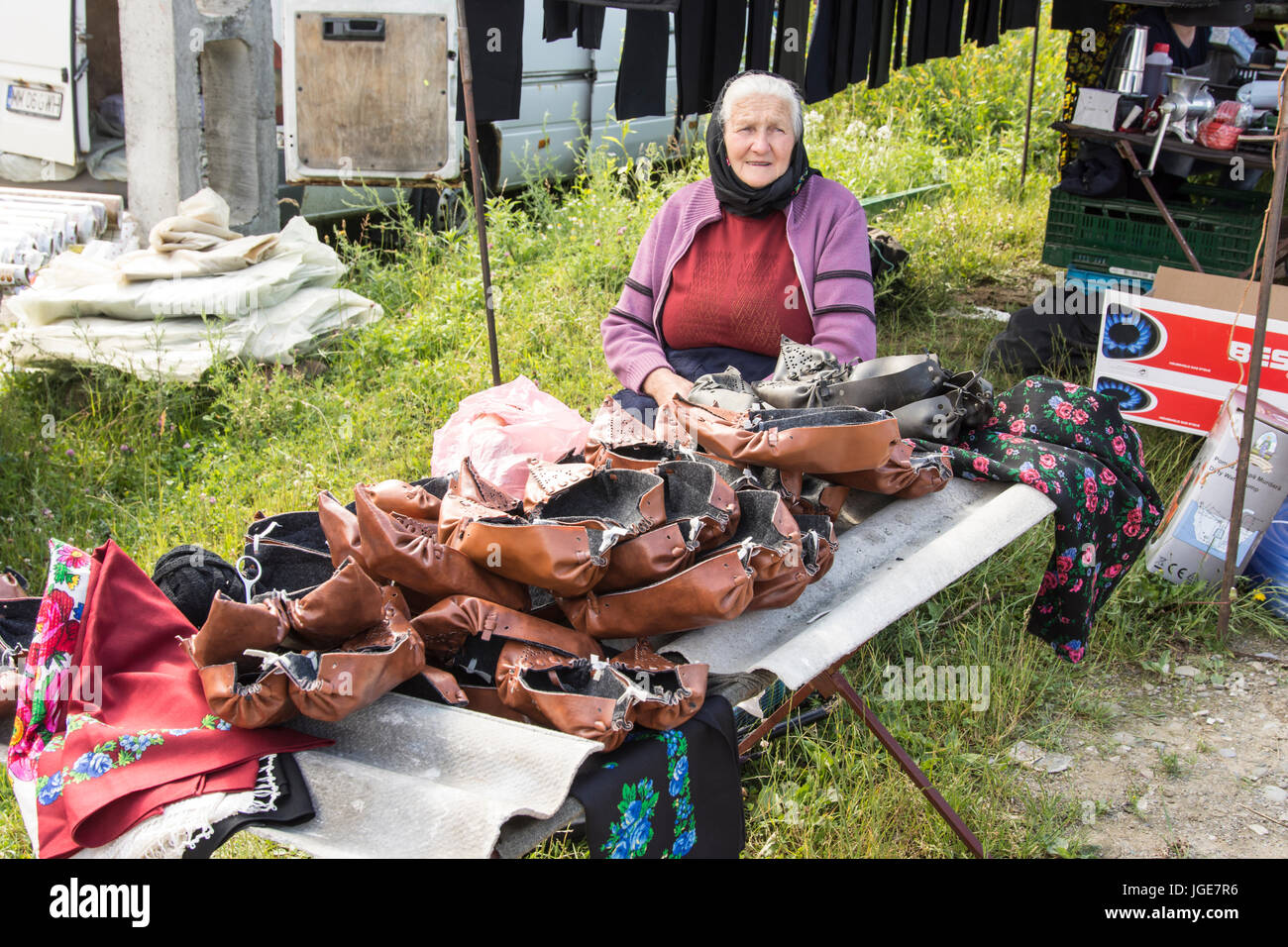 Einen Stand für den Verkauf von traditionellen Schuhe in einem offenen Markt in der Region Maramures, Rumänien Stockfoto