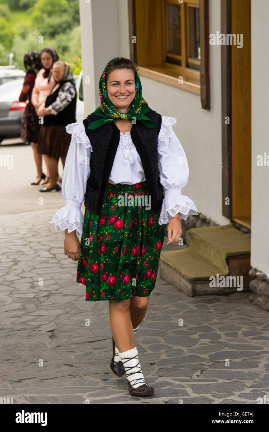 Eine Frau mit der traditionellen Tracht der Region Maramures, Rumänien Stockfoto