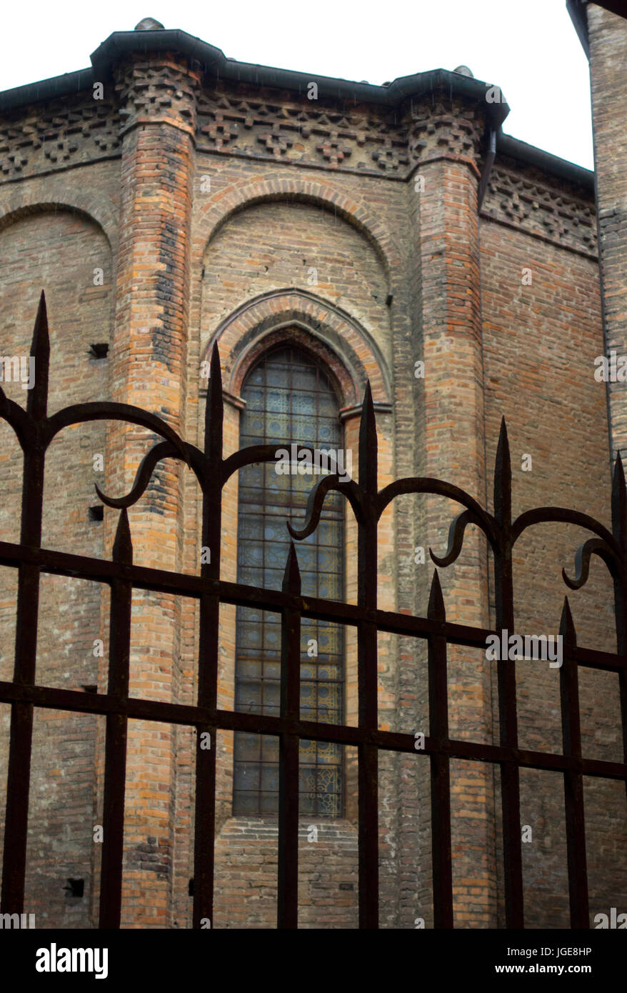 Detail der Backsteinkirche in Bologna, Italien, Frühling, 2017. Stockfoto