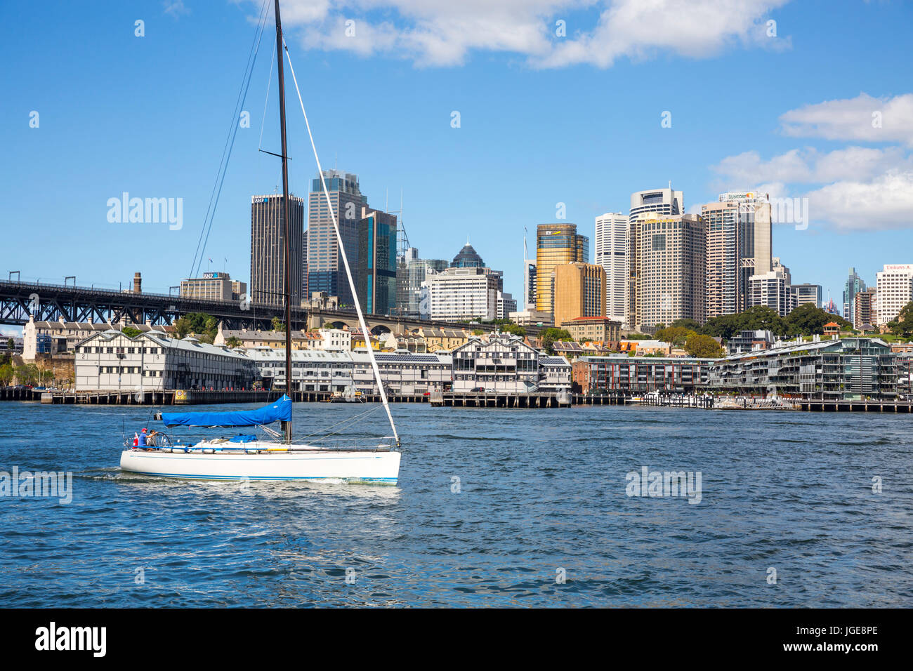 Yacht im Hafen von Sydney mit dem Stadtzentrum im Hintergrund, Sydney, Australien Stockfoto