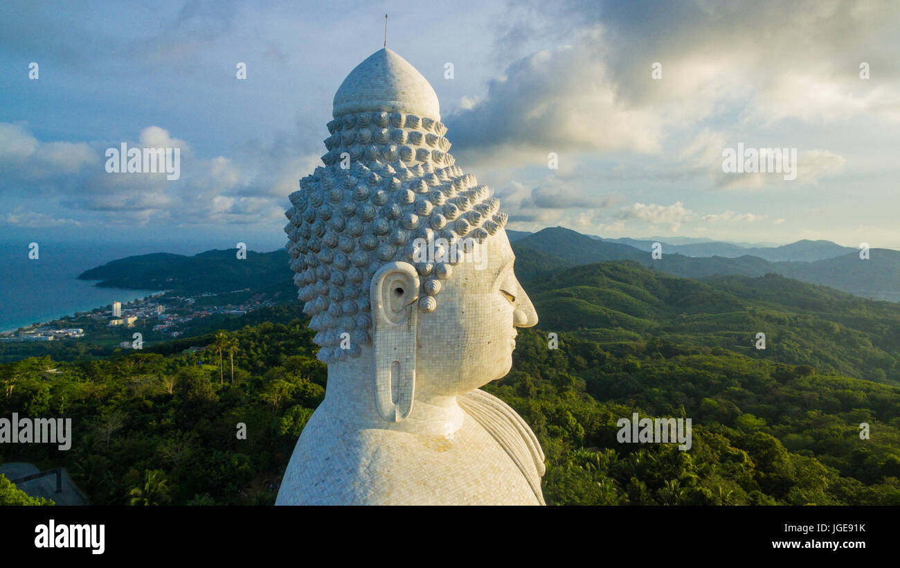 Luftaufnahmen der weiße große Phuket ist groß Buddha am Morgen. Großer