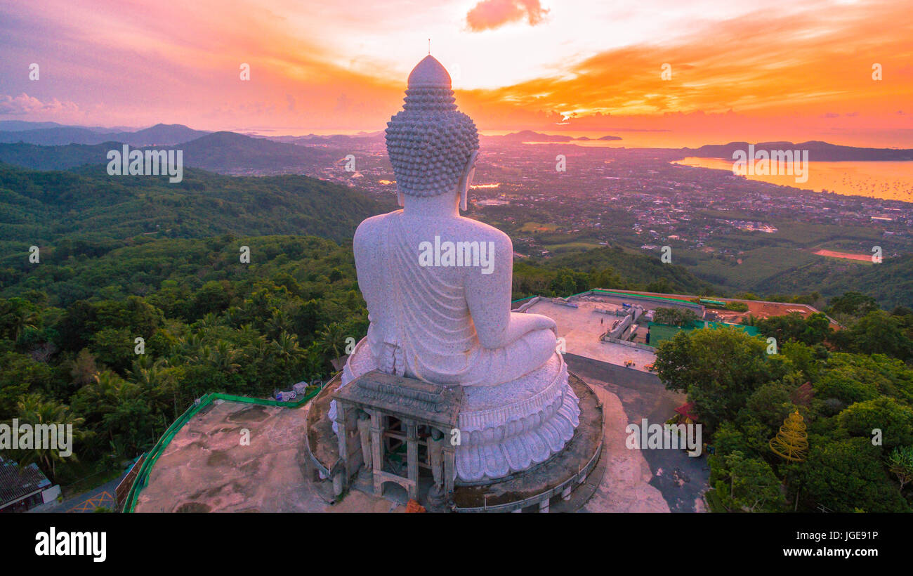 Luftaufnahmen der weiße große Phuket ist groß Buddha am Großer Buddha von Phuket ist
