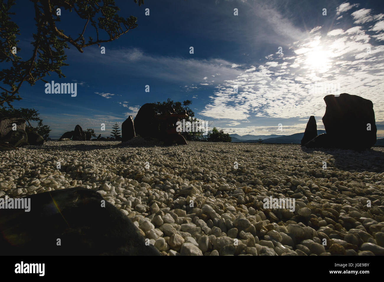 Garten mit Steinen / Felsen bei Linh Quy Phap ein - Bao Loc - Bao Lam - Da Lat - Lam Dong - Viet Nam Stockfoto