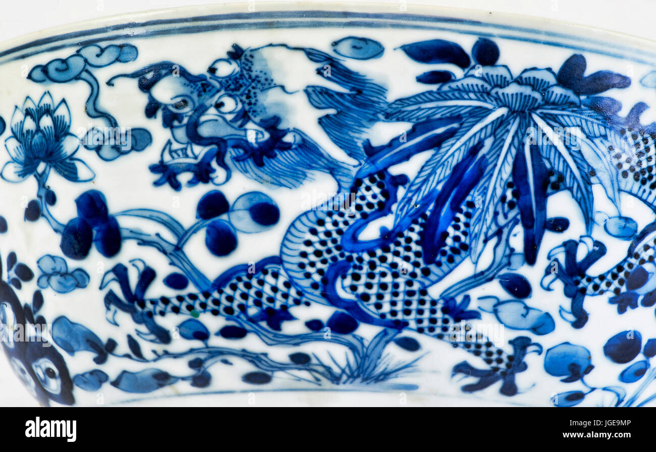 Nahaufnahme des antiken 18. Jahrhundert chinesisches Porzellan vier Klaue Drachen. Stockfoto
