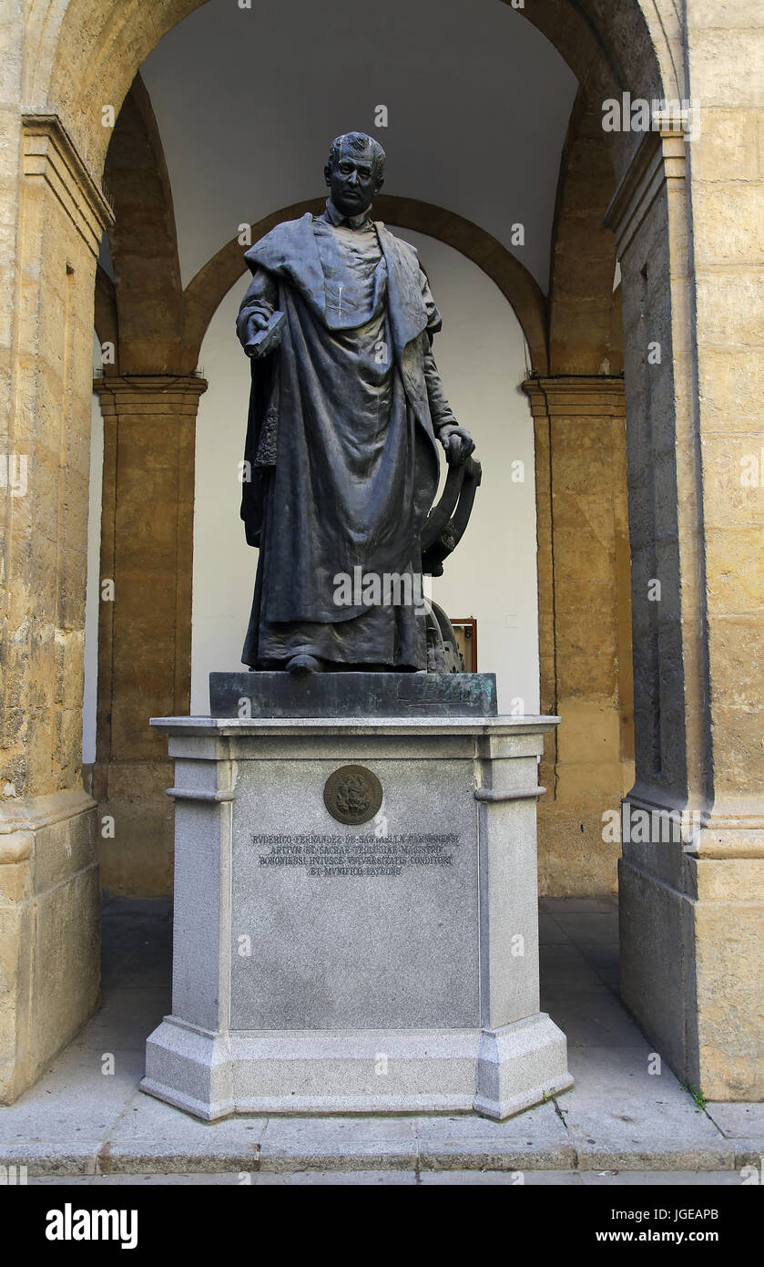 Innenhof der Statue in Sevilla Andalusien Spanien Stockfoto