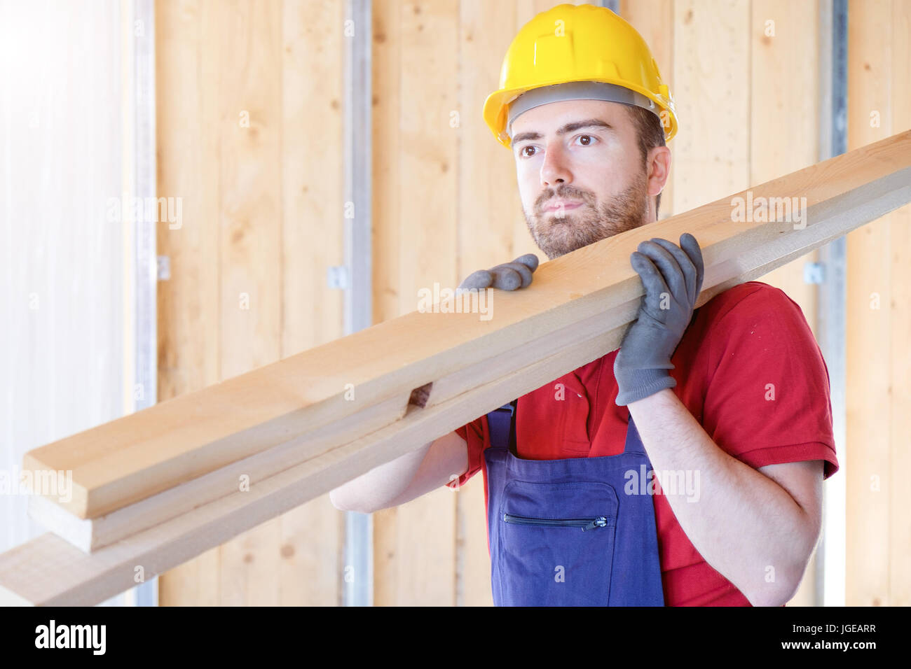 Tischler Arbeiter halten Holzbretter Stockfoto