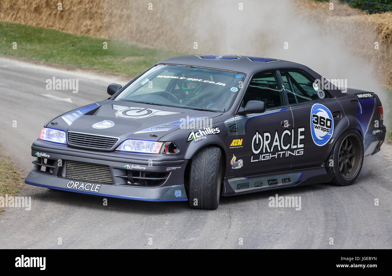 1998 Toyota Chaser Drift Auto mit Fahrer Dean Kearney schiebt ihn in die oberen Koppel auf der 2017 Goodwood Festival of Speed, Sussex, UK. Stockfoto