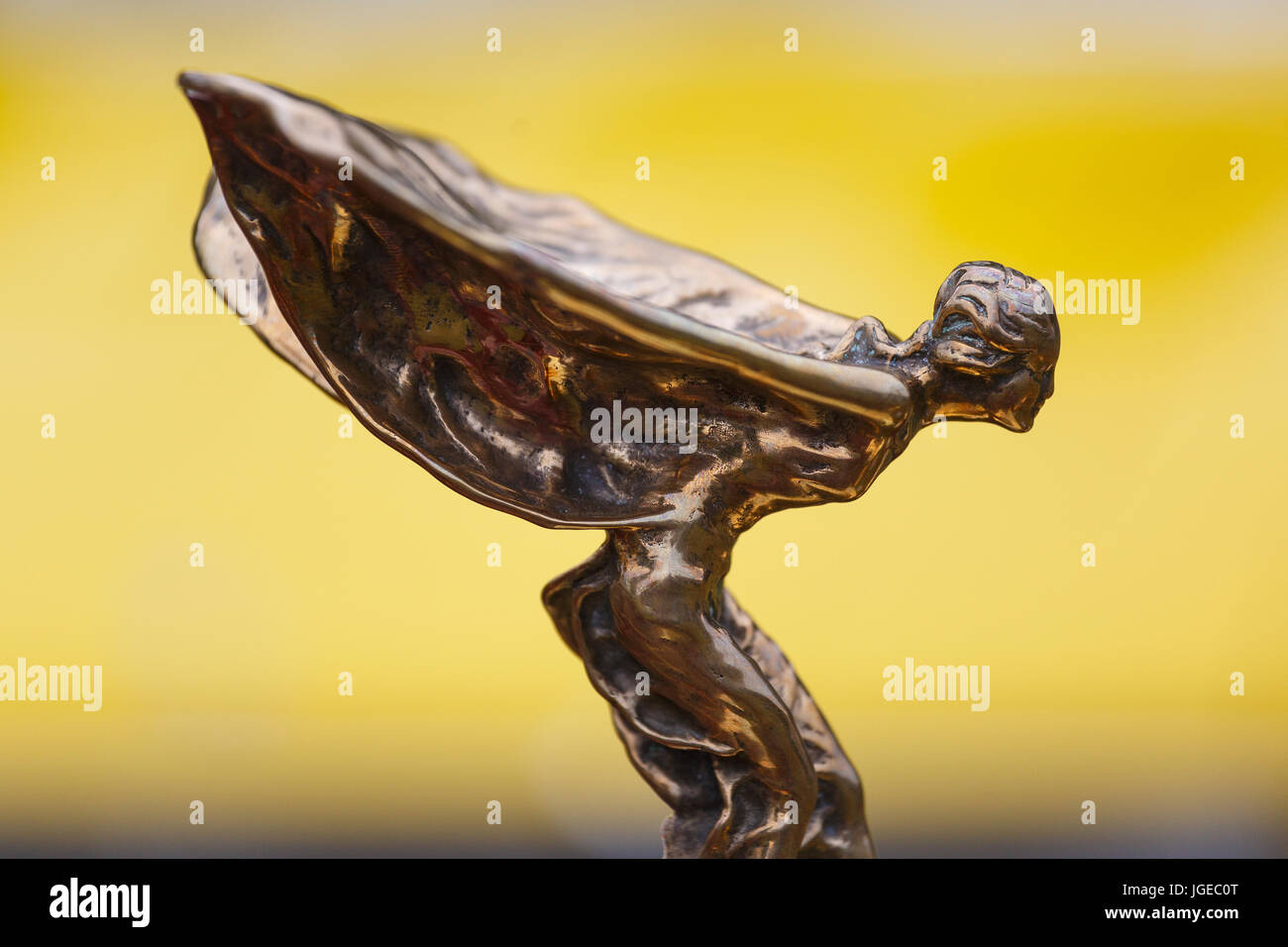 Spirit of Ecstasy, Rolls-Royce Bonnett Emblem auf einem gelben Hintergrund. Stockfoto