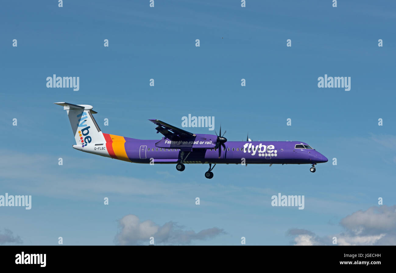 Ein Flybe geplant Inlandsflug Ansatz zu Inverness Dalcross Flugplatz in den schottischen Highlands. VEREINIGTES KÖNIGREICH. Stockfoto