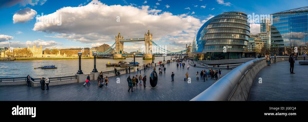 Tower Bridge und London City hall Stockfoto