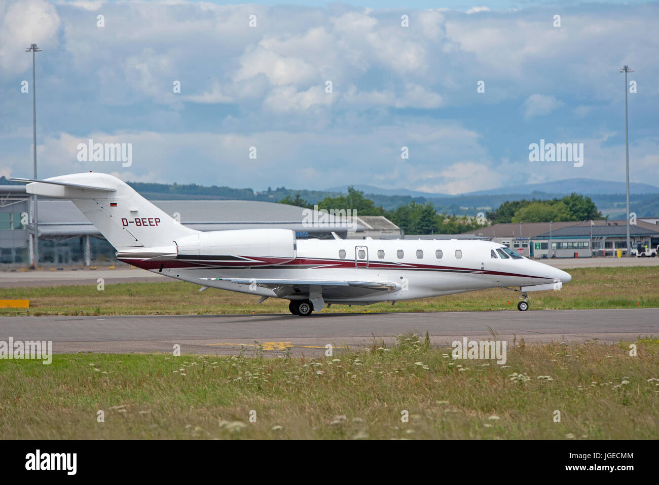 Ein deutscher registrierten Cessna 750 Citation X im Endanflug nach Inverness Airport in den schottischen Highlands Nordosten Schottlands. Stockfoto