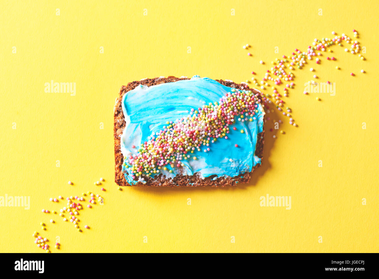 Sommer-Sandwich auf gelbem Hintergrund Stockfoto