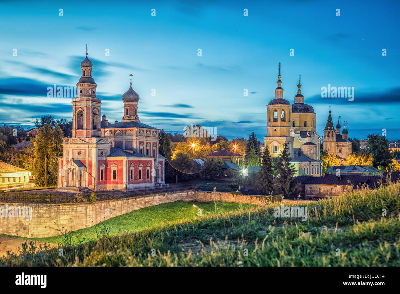 Kirchen im historischen Zentrum von Serpuchow bei Dämmerung, Oblast Moskau, Russland Stockfoto