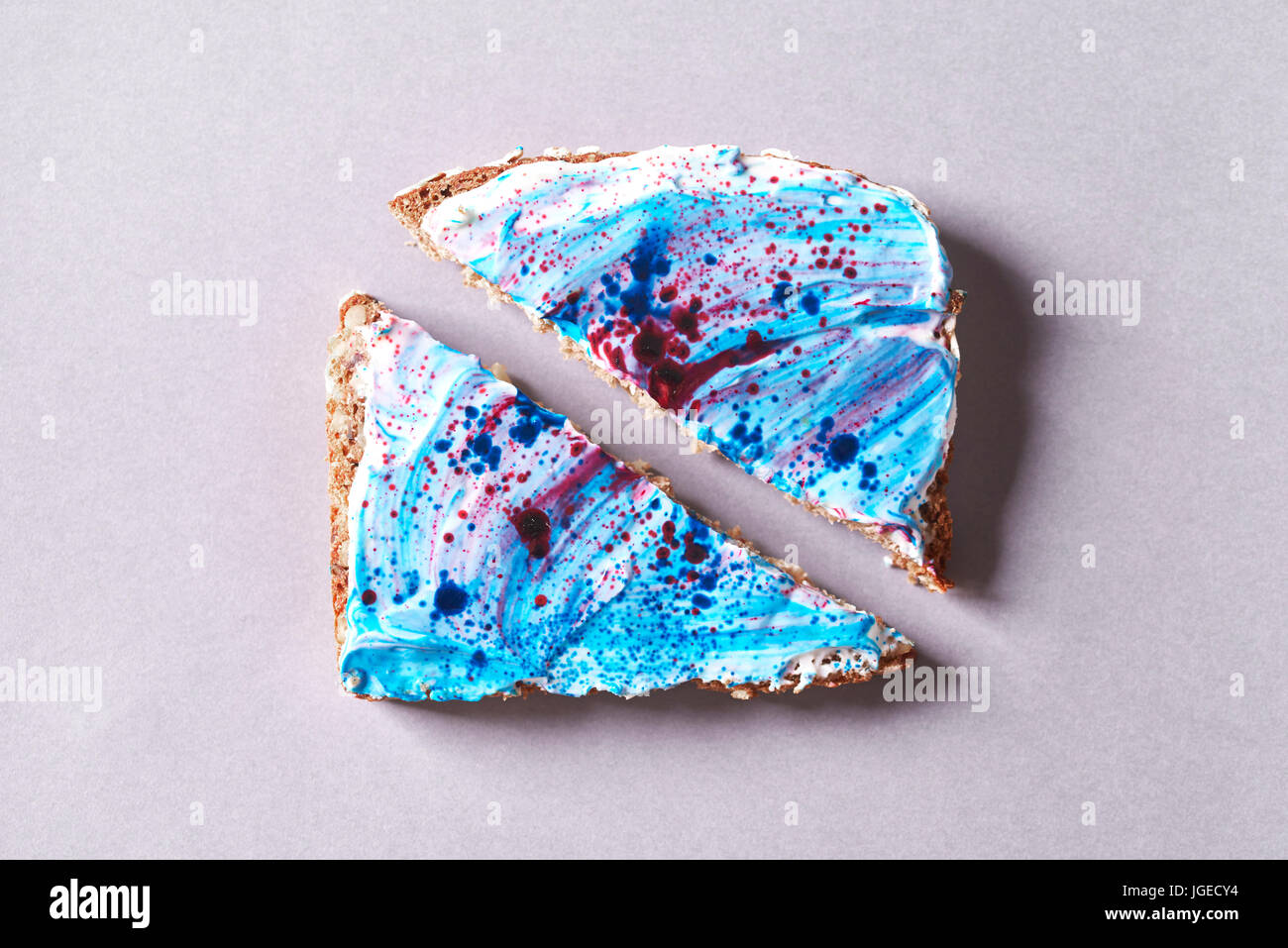 Blaue Sandwich auf dem Tisch Stockfoto