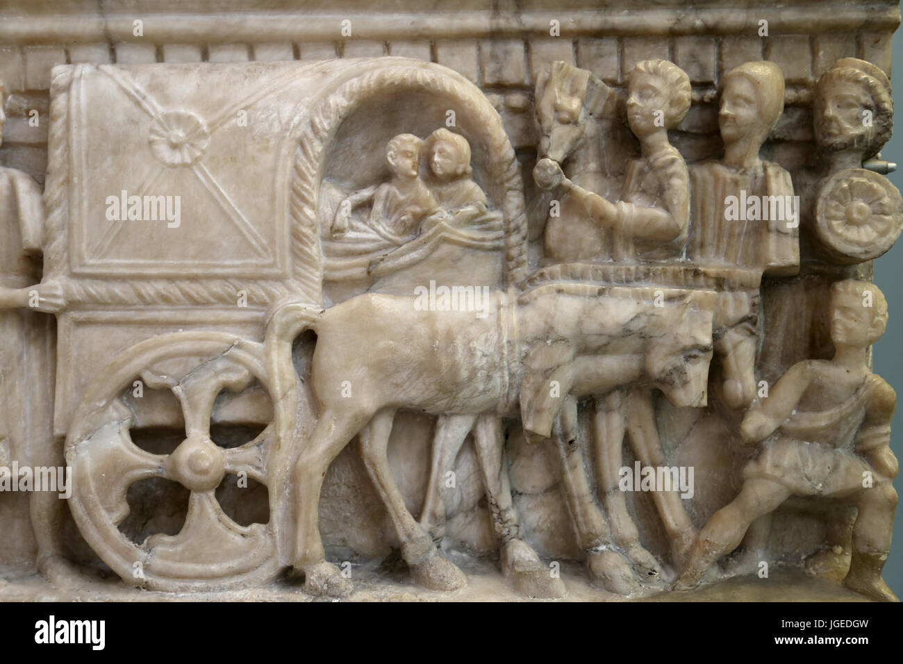 Urn zurückzuführen. Paar, Reiten in einem Planwagen (Carpentum) auf ihrer Reise in die Unterwelt. Etruskisch, 100-50 BC. Volterra, Italien. British Museum. Stockfoto
