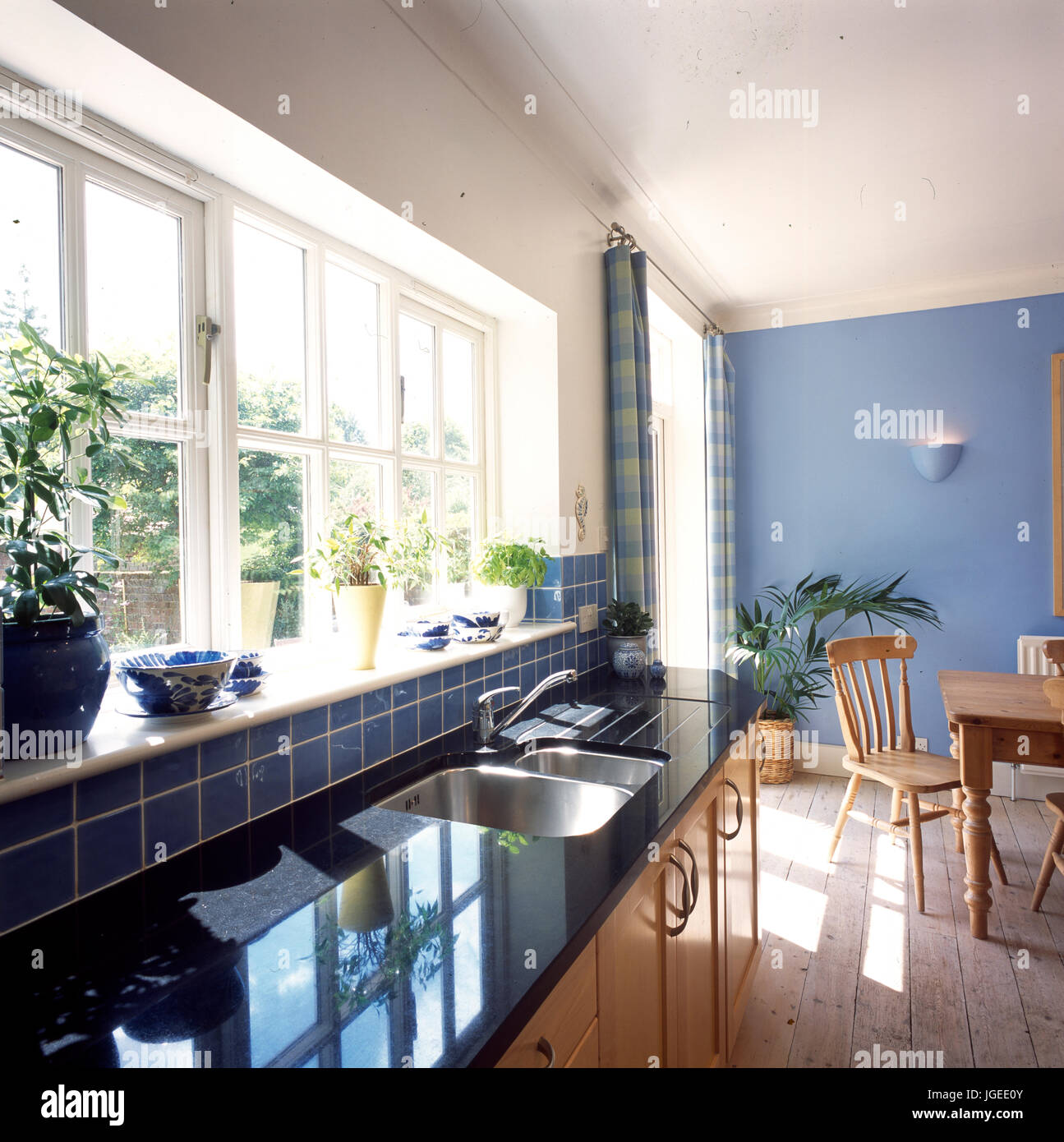 Schwarzer Marmor Arbeitsplatte in Pantry-Küche Stockfoto
