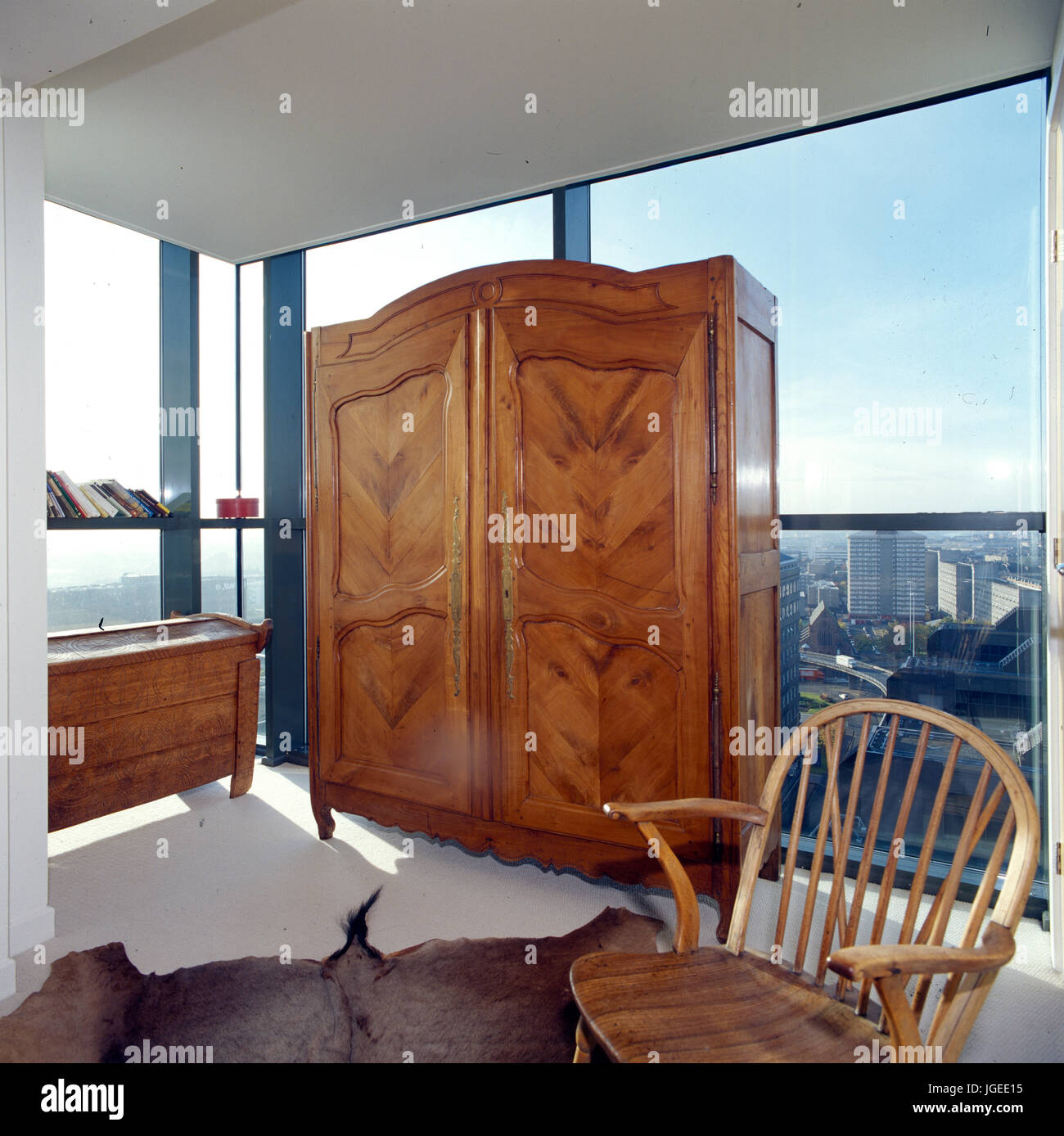 Vintage doppelt verglasten Holz gegen moderne Platte Glas Fenster in Stadt Ferienwohnung Schlafzimmer Stockfoto