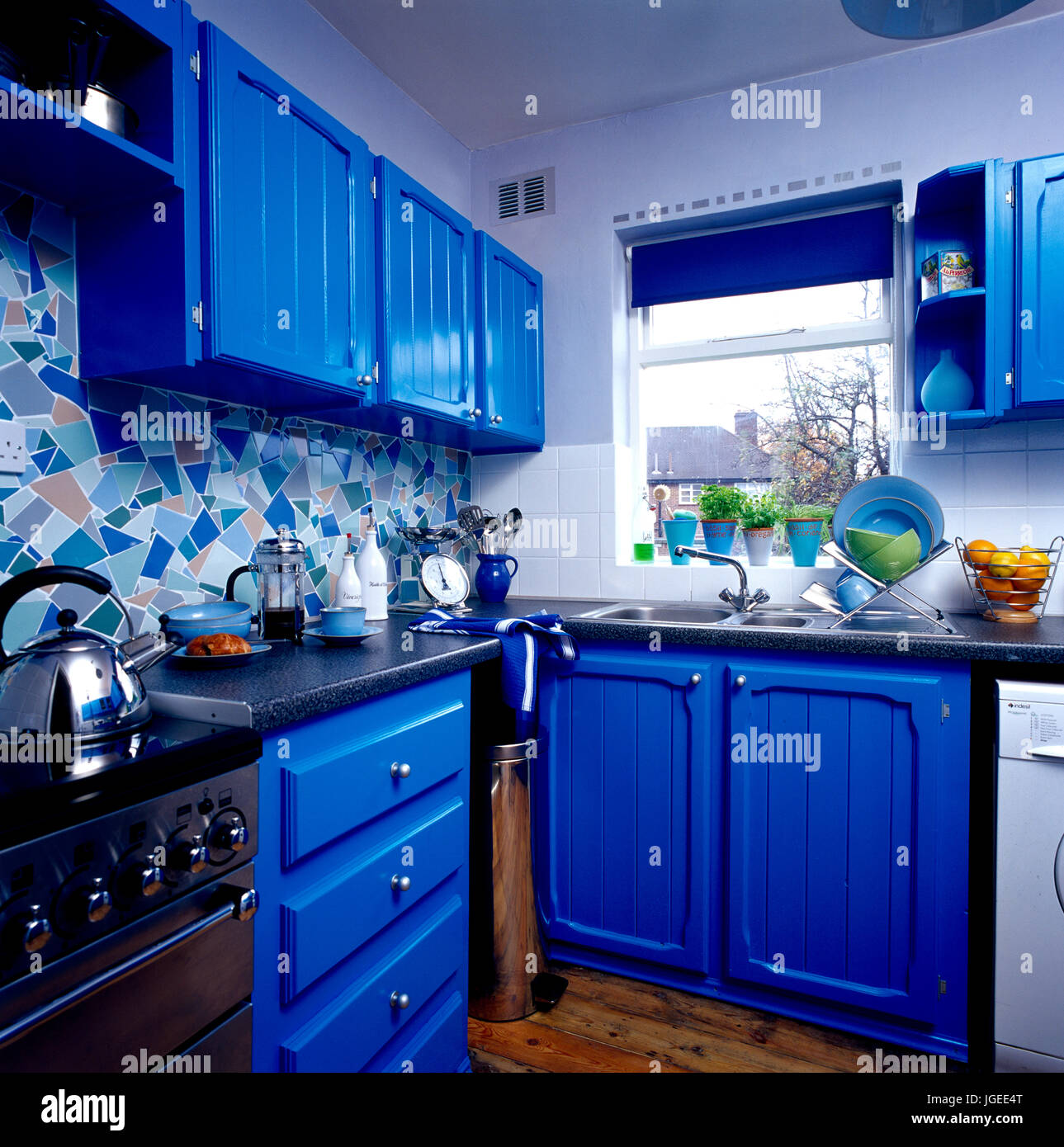 Hell Blau Lackierten Holz Und Mosaikfliesen Anti Siphon In Kleine Kuche Stockfotografie Alamy