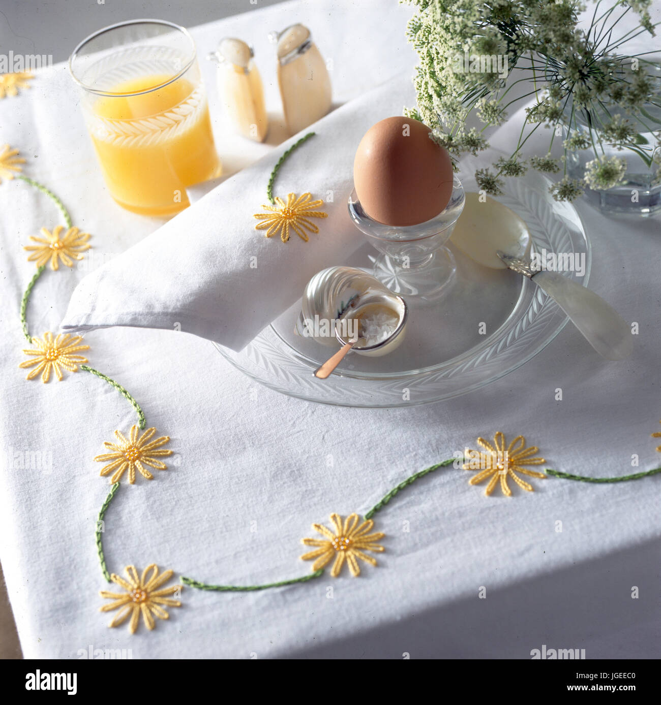 Daisy bestickten Tuch am Frühstückstisch mit gekochtem Ei Stockfoto