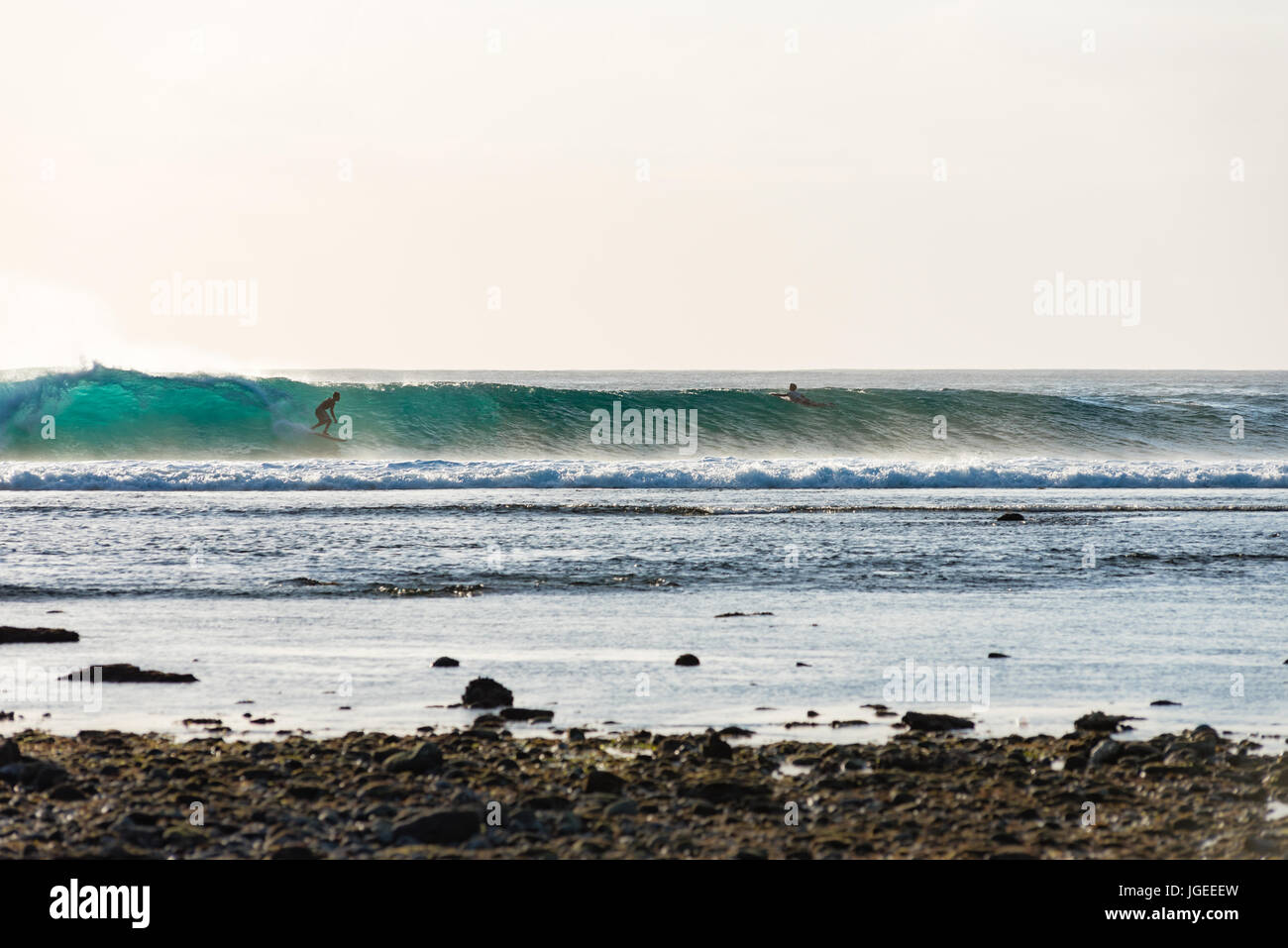 7. Juni 2017; Desert Point, Lombok, Indonesien.; Surfer aus der ganzen Welt genießen die extreme Dünung der Röhre Wellen bei diesen weit entfernten Welt Klasse Surf s Stockfoto